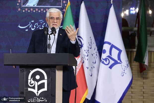 عارف: دشمنان در طول ۴۰ سال گذشته همواره در خصوص مردم ایران غلط فکر کرده‌اند/ دشمنان نقد از یک فرد را با نقد حکومت و حاکمیت یکی  می‌دانستند اما دیدید این مردم در جنگ ۱۲ روزه چه کردند که پس از آن دشمنان با التماس تقاضای توقف آتش کردند