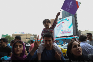 شادی مردم تهران پس از اعلام نتایج انتخابات ۲۹ اردیبهشت 