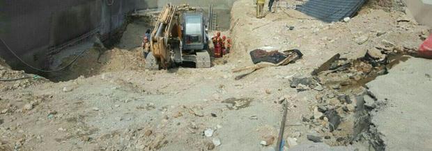 مرگ یک کارگر افغان دراثرریزش چاه 10 متری درخیابان انقلاب تهران
