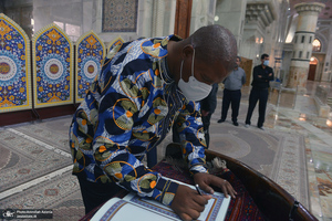 ادای احترام نوه نلسون ماندلا نسبت به مقام شامخ امام خمینی (س)