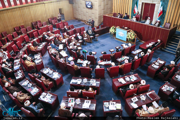 مجلس خبرگان: دولت پاسخ‌گوی اوضاع نابه­­­­­­­­‌سامان اقتصادی کشور باشد