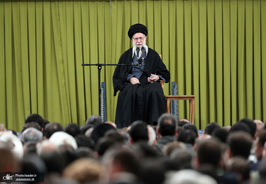 رهبر معظم انقلاب: آمریکایی‌ها بدانند که اگر این دفعه جنگ راه بیندازند، این جنگ، جنگ منطقه‌ای خواهد بود/ ایران مشت محکمی به آن کسی که طمع داشته باشد و حمله بخواهد بکند و اذیت بکند، خواهد زد