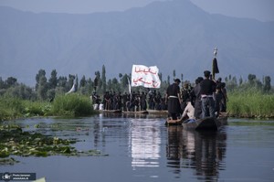 عزاداری سنتی کشمیری‌ها روی قایق