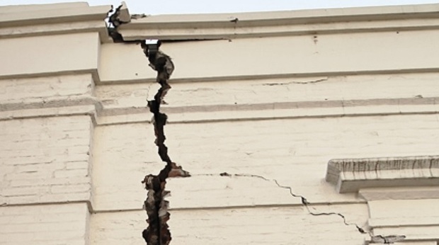 زلزله سیرچ کرمان موجب ترک خوردگی و تخریب دیوارهای قدیمی شد