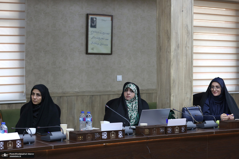 اولین نشست : زن در اندیشه دینی فلسفی امام خمینی (س)