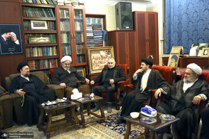 حضور جمعی از شخصیت های سیاسی در منزل مرحوم آیت الله موسوی بجنوردی (ره) -3