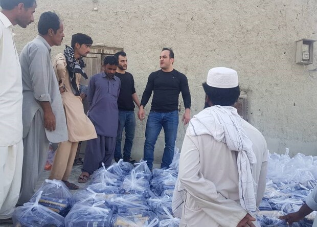 قهرمان سابق کشتی ایران در مناطق سیل‌زده حاضر شد + عکس
