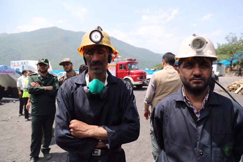 روحانی در محل حادثه معدن آزادشهر و در دیدار معدنکاران و کارگران