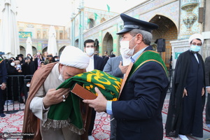 آیین تعویض پرچم گنبد حرم حضرت معصومه(س) و آغاز دهه کرامت