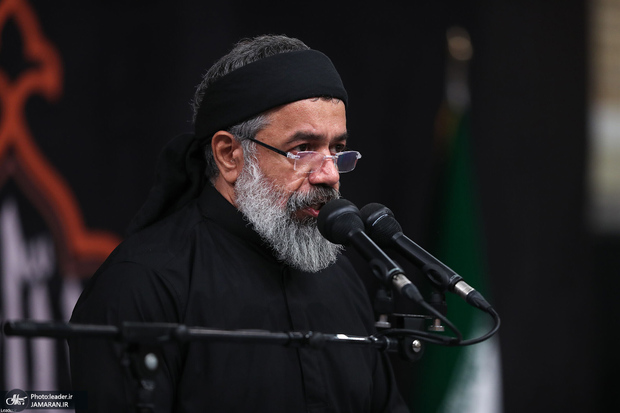 ببینید/ لحظاتی از نوای «ای ایران خدایی» حاج محمود کریمی در مراسم عزادارای شب عاشورا با حضور رهبر انقلاب در حسینیه امام خمینی(ره)