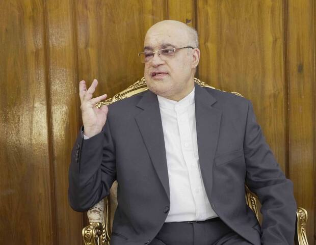 اولین تصاویر امانی سفیر ایران در لبنان بعد از انفجار پیجرها در دیدار با عراقچی 