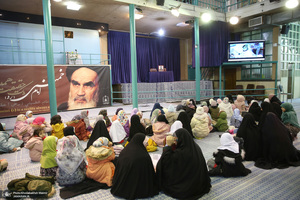 بازدید جمعی از دانش آموزان از بیت امام خمینی (س) در جماران