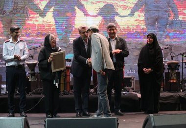 تقدیر هنرمندان از آتش‌نشانان جنگ + تصاویر