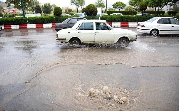 آبگرفتگی معابر شهری سنندج باعث کُندی حرکت وسایل نقلیه شد