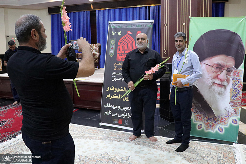 ادای احترام جمعی از موکب داران عراقی نسبت به مقام شامخ حضرت امام(س)