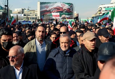 حضور پزشکیان در راهپیمایی ۲۲ دی در کنار مردم + عکس