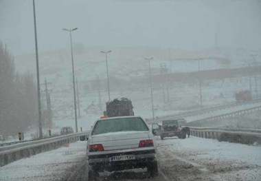 برف و کولاک جاده های زنجان را فراگرفته است