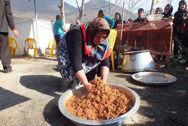 آملی ها دستجمعی مراسم ازگیل پزان برگزار کردند