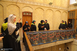 حضور زائران در بیت تاریخی حضرت امام در نجف در روزهای منتهی به اربعین