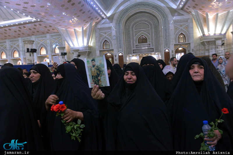ادای احترام جمعی از خانواده های شهدای مقاومت اسلامی عراق نسبت به حضرت امام(س) 