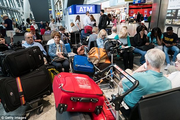 عکس/ سومین روز بحران در پررفت و آمدترین فرودگاه اروپا+ تصاویر

