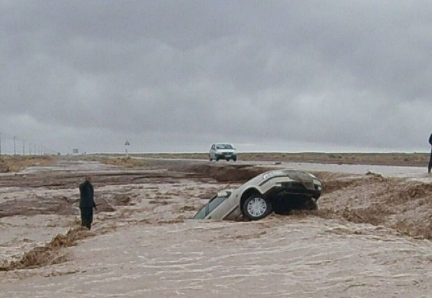 ماموران پلیس طبس زوج گرفتار در سیلاب را نجات دادند