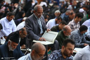جزء خوانی قرآن کریم در حرم امام رضا (ع)