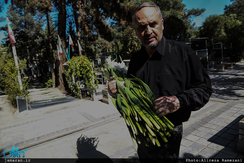 غبارروبی و عطرافشانی قبور مطهر شهدا 