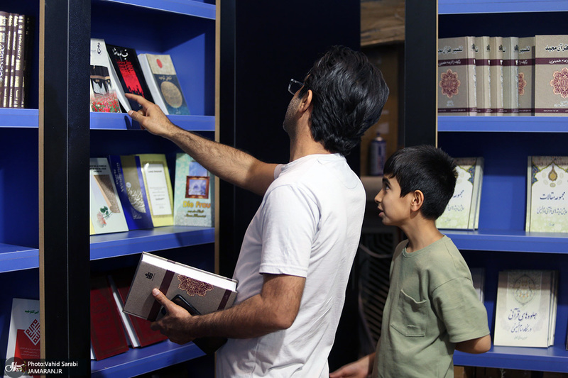 غرفه موسسه تنظیم و نشر آثار امام خمینی (س) در سی و پنجمین نمایشگاه کتاب تهران- 2