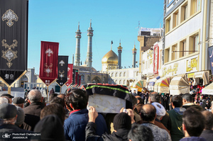 مراسم تشییع مرحوم حاج عیسی جعفری خادم امام خمینی (ره) در حرم حضرت معصومه (س)