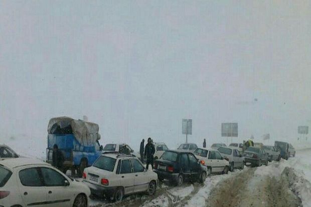 گردنه «مایین‌بلاغ» تکاب بر اثر کولاک شدید بسته شد