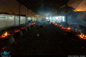 تهیه آش امام حسین(ع) در روستای رحمت‌آباد یزد