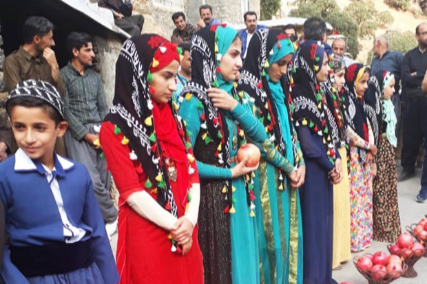 جشنواره انار اورامان در روستای ناو آغاز شد