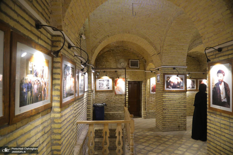 حضور زائران در بیت تاریخی حضرت امام در نجف در روزهای منتهی به اربعین