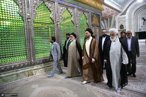 ادای احترام سید عمار حکیم به حضرت امام خمینی (س)