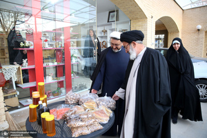 بازدید رئیس موسسه تنظیم و نشر آثار امام خمینی (س) از نمایشگاه عکس «امام دل‌ها‎»  و گذر فرهنگی هفته بر آستان آفتاب