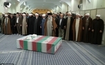 اقامه نماز رهبر انقلاب بر پیکر دو قاضی شهید