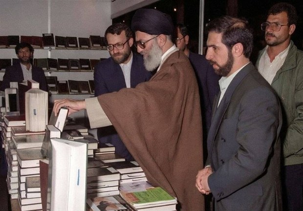 عکسی قدیمی از شهید علی لاریجانی در کنار رهبر شهید انقلاب