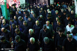 آیین سنتی نخل گردانی و عزاداری ظهر عاشورا در تکیه بزرگ تجریش