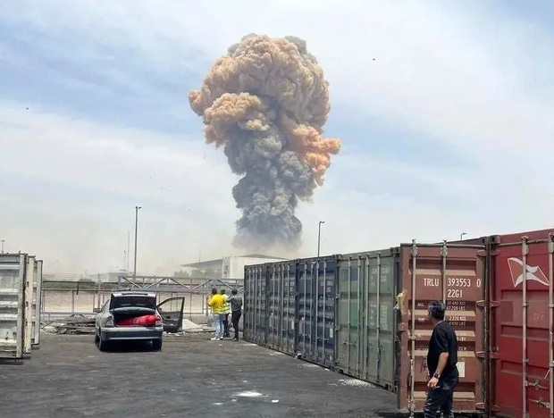 روایت یک کارگزار رسمی گمرک از انفجار بندر شهید رجایی: این انفجار قابل پیش‌بینی بود/ بزرگترین عامل اصلی حوادث رسوب کالاها در بندر است/ چرا کالای واحد تولیدی باید 90 تا 100 روز داخل گمرک متوقف شود؟!/ دود سوخت موشک نارنجی نیست