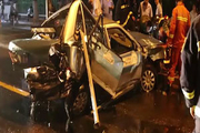 راننده خودرو پس از تصادف وحشتناک با تیر برق زنده ماند