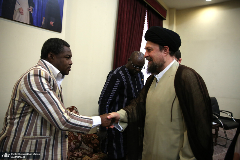 ادای احترام نخست وزیر بورکینافاسو و هیأت همراه نسبت به مقام شامخ بنیان‌گذار جمهوری اسلامی ایران