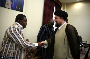 ادای احترام نخست وزیر بورکینافاسو و هیأت همراه نسبت به مقام شامخ بنیان‌گذار جمهوری اسلامی ایران