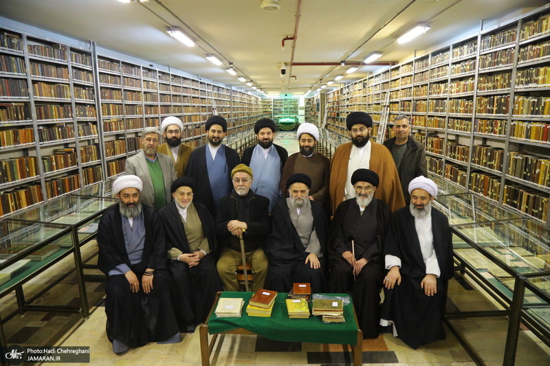 مراسم اهدای نسخه‌های خطی کتابخانه مرحوم آیت الله شاه آبادی به کتابخانه مرحوم آیت الله العظمی مرعشی نجفی