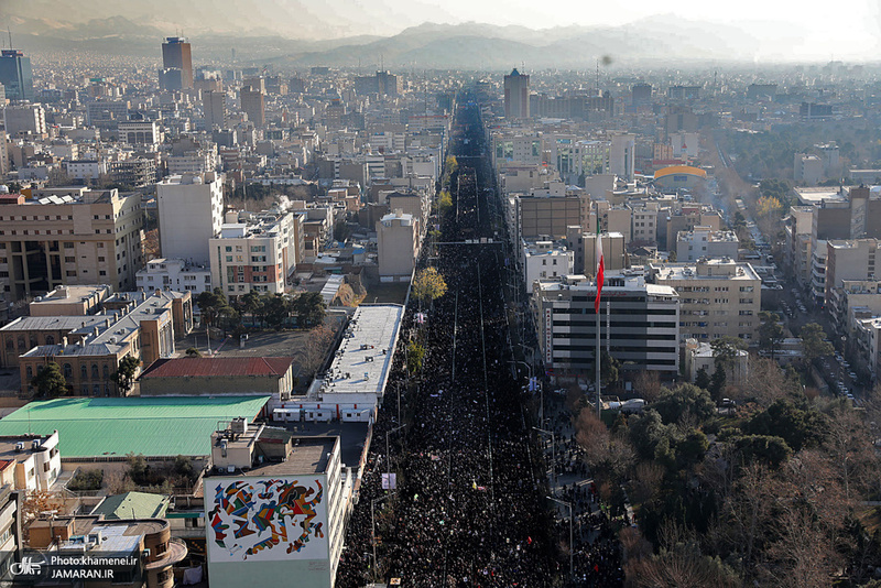 اقامه نماز رهبر معظم انقلاب بر پیکر سپهبد شهید حاج قاسم سلیمانی و شهیدان مقاومت