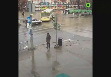 مردی که هم با خودروها مشکل دارد و هم با آب!