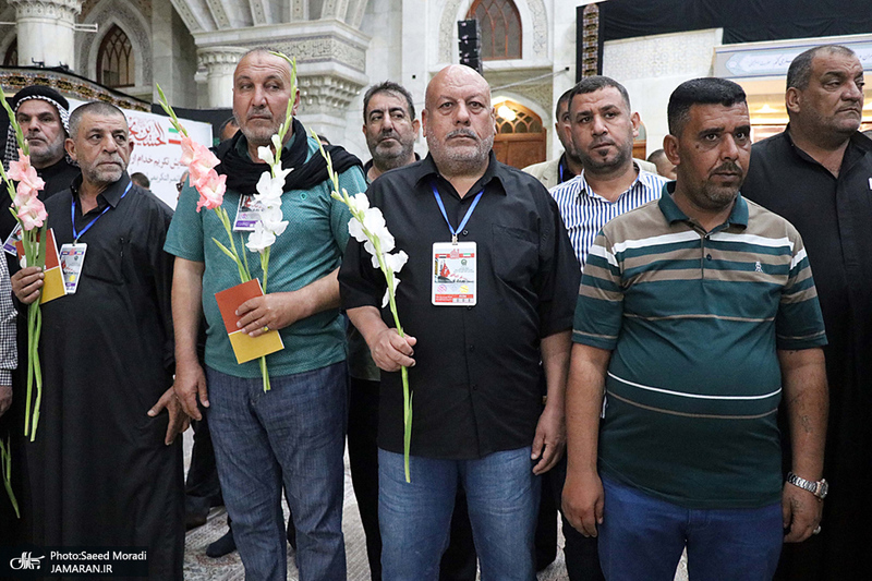 ادای احترام جمعی از موکب داران عراقی نسبت به مقام شامخ حضرت امام(س)