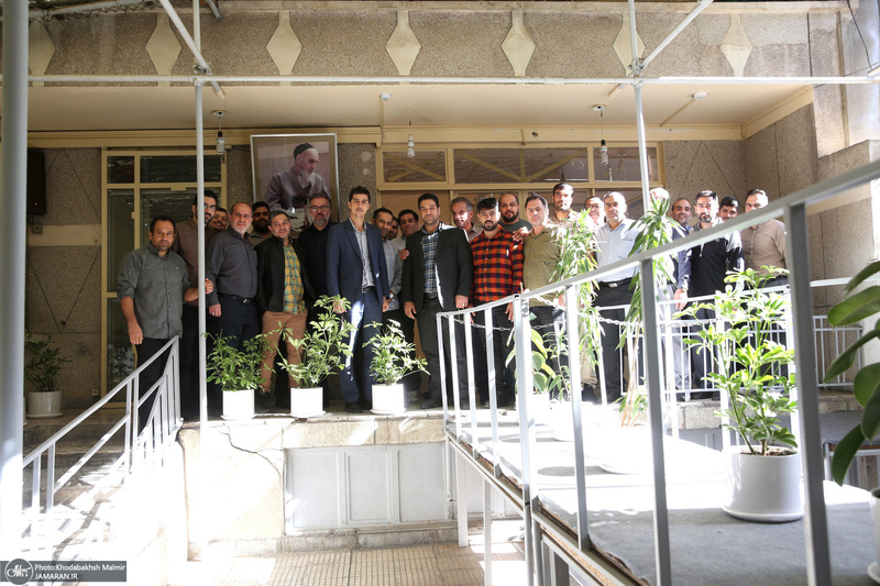 بازدید جمعی از کارکنان بنیاد تعاون وزارت دفاع از بیت امام خمینی در جماران