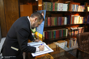 بازدید مهمانان خارجی شرکت کننده در مراسم وداع و تشییع رهبر شهید از حسینیه جماران