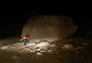 ریزش سنگ  60 تنی در محور لردگان به دهدز